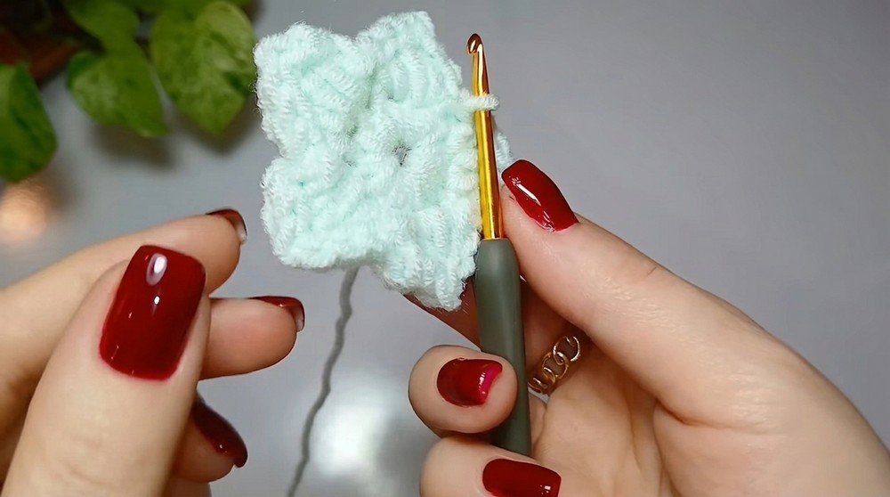 Beautiful Crochet Christmas Ornament with an Easy Design (6)