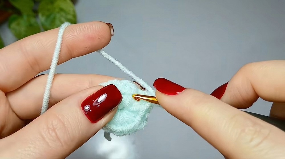 Beautiful Crochet Christmas Ornament with an Easy Design (7)