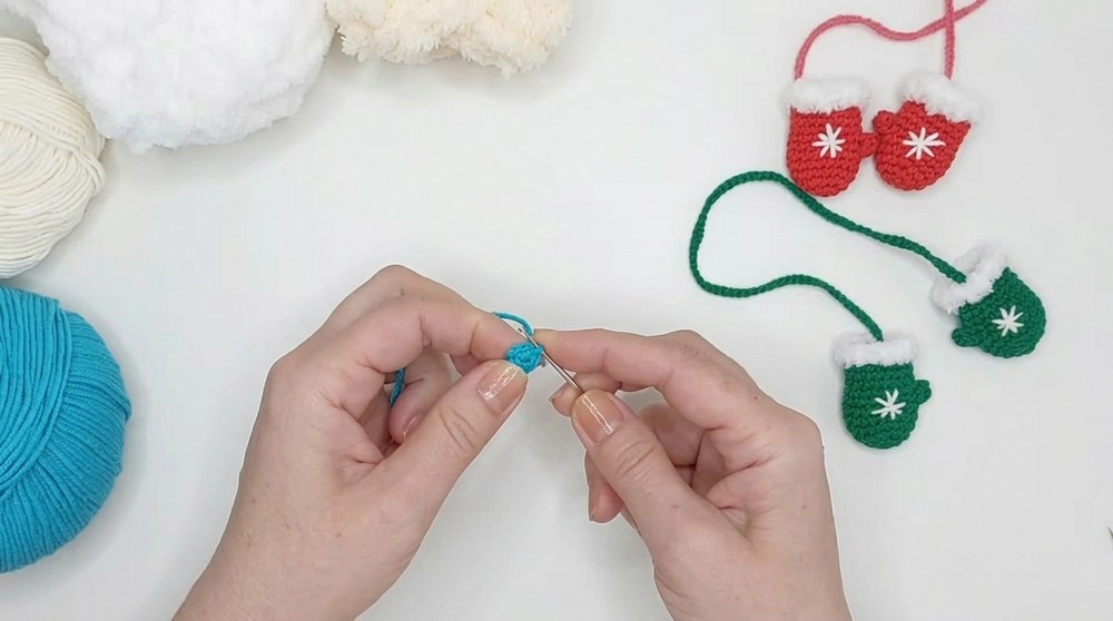 Crochet Christmas Gloves Pattern 1