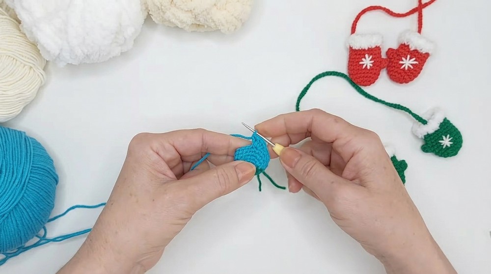 Crochet Christmas Gloves Pattern 2