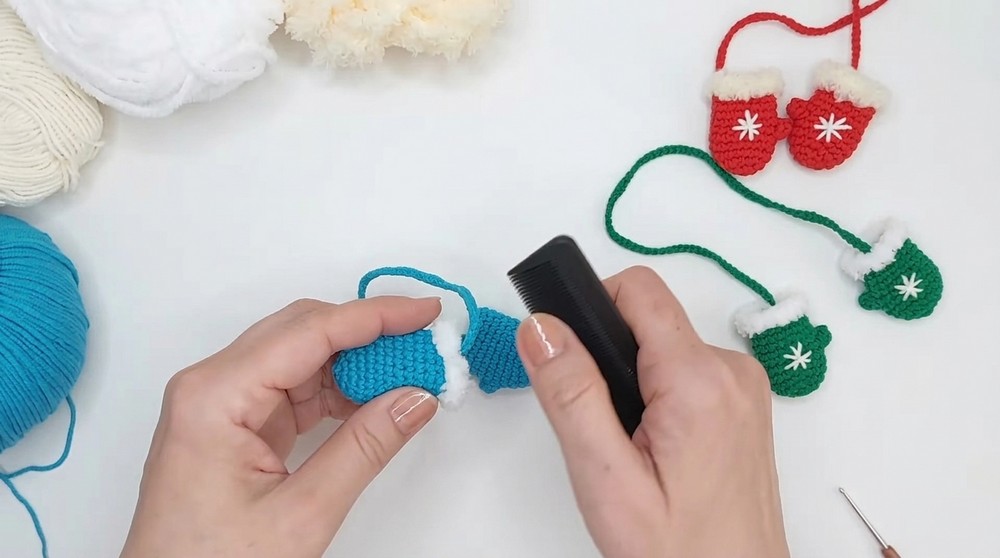 Crochet Christmas Gloves Pattern 4