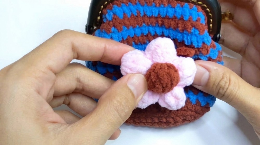 Crochet Kisslock Coin Purse Pattern 4