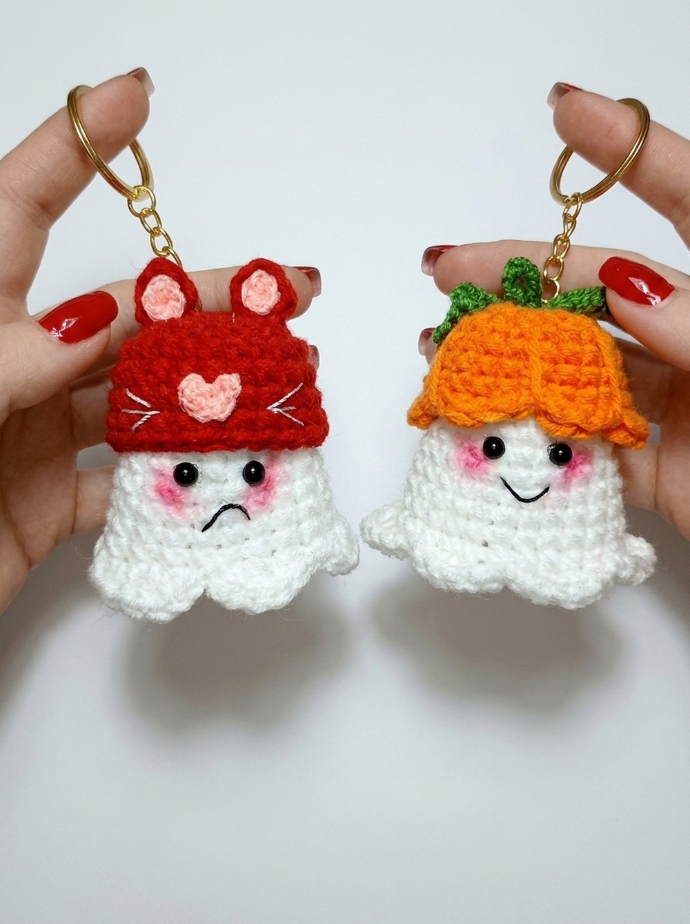 How to Crochet a Halloween Ghost Keychain for Beginners (1)