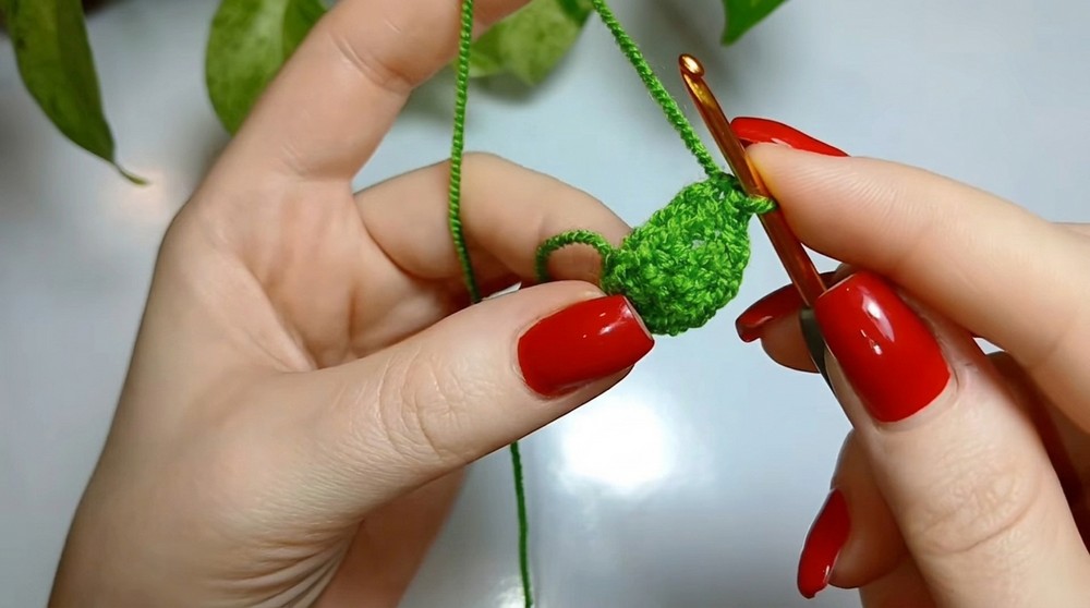 How to Crochet a Halloween Ghost Keychain for Beginners (3)
