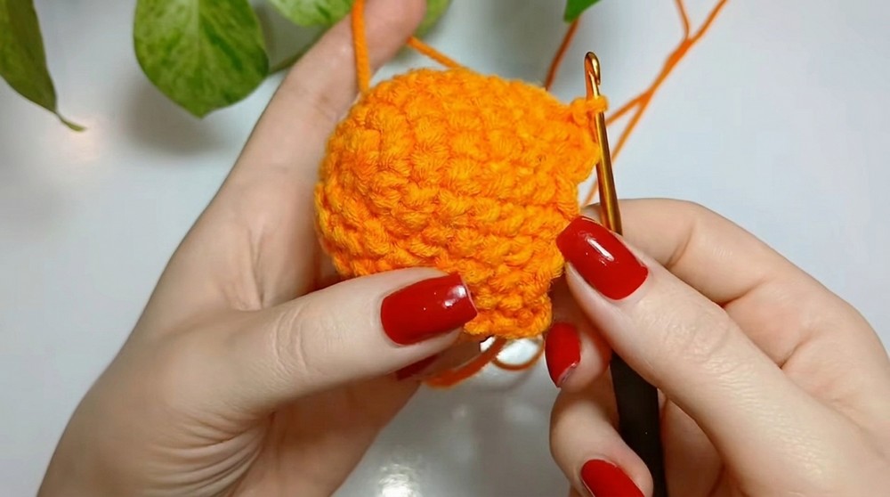 How to Crochet a Halloween Ghost Keychain for Beginners (5)