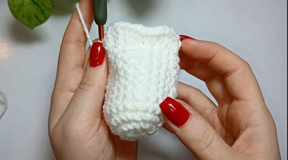 How to Crochet a Halloween Ghost Keychain for Beginners (6)