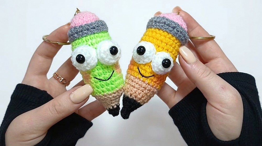 How to Crochet a Pencil Keychain (1)