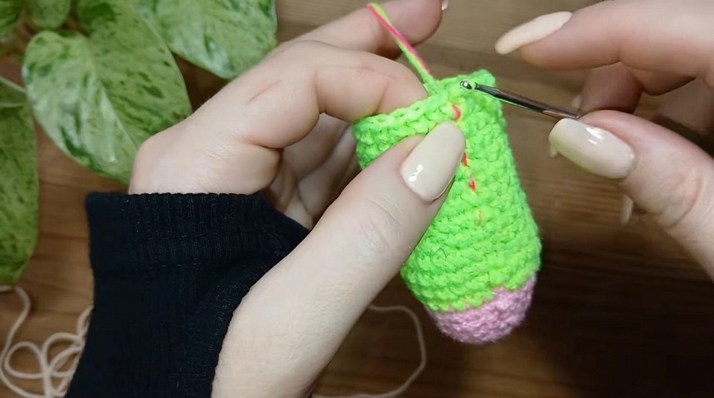 How to Crochet a Pencil Keychain (4)