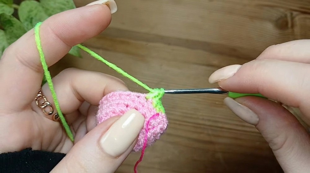 How to Crochet a Pencil Keychain (5)